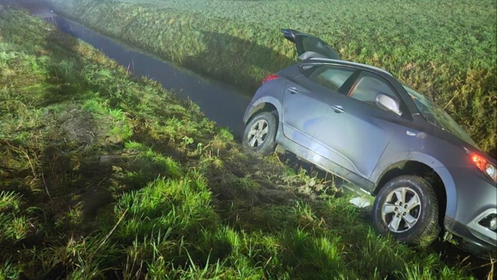 Dieser Pkw war von der Fahrbahn abgekommen und seitlich in einem wasserführenden Graben zum Stillstand gekommen. © Foto: Iwanoff (Feuerwehr Bunde)