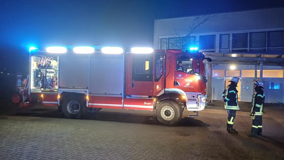 Innerhalb weniger Minuten erreichte die Feuerwehr mit mehreren Einsatzfahrzeugen den Ort des Geschehens. © Foto: Rand (Feuerwehr)