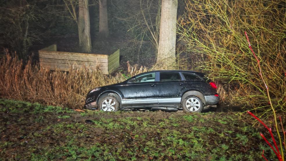 Der Unfallwagen fuhr rückwärts eine Böschung hinunter und kam schließlich in einem Graben zum Stillstand. © Foto: Bruns (Feuerwehr)