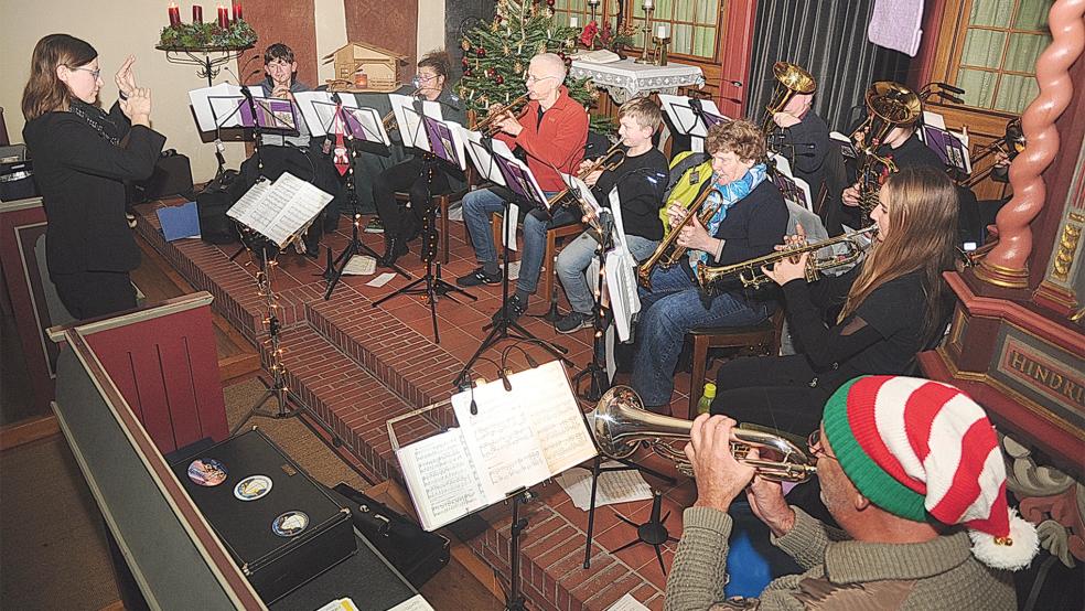 Der Posaunenchor Wybelsum war im Rahmen der Adventskonzerte bereits zum dritten Mal in der lutherischen Kirche in Pogum zu Gast. Leiterin Frauke Hummelsiep (links) führte mit erzählerischen Einblicken informativ durch den Abend.  © Foto: Wolters