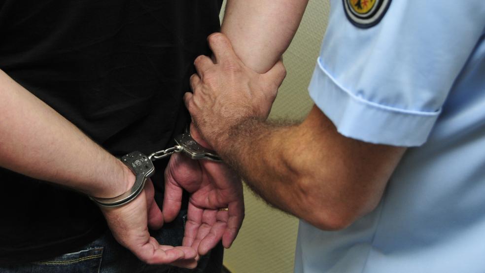 Nach der lebensbedrohlichen Attacke in Jemgum wurde ein 28-Jähriger festgenommen (Beispielbild). Er befindet sich seitdem in U-Haft. © RZ-Archiv 