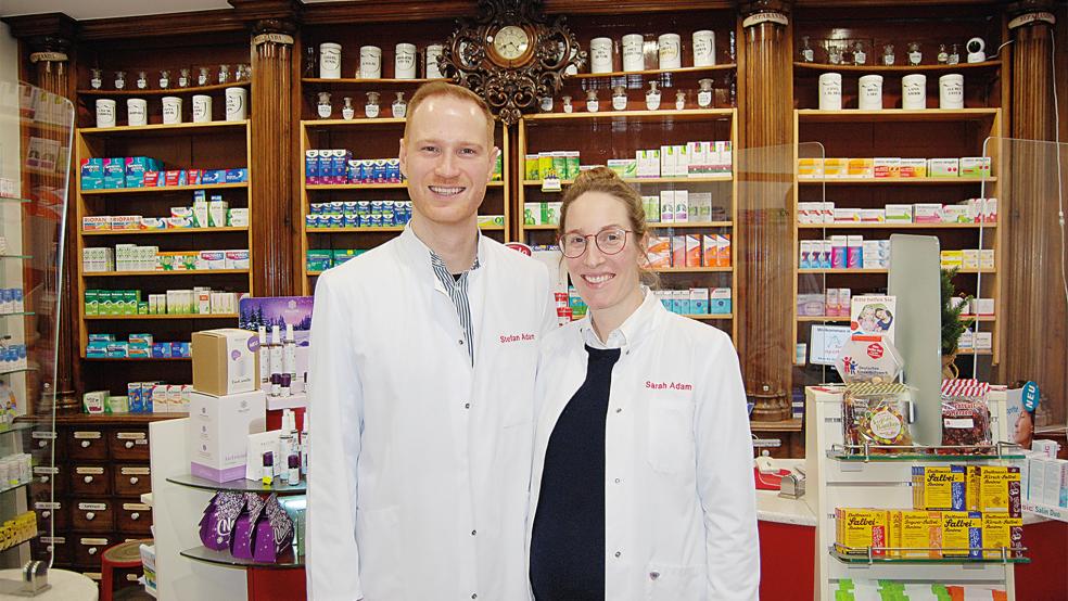 Stefan Adam wird ab dem 2. Januar Filialleiter der Hirsch Apotheke, seine Ehefrau Sarah, sie leitet die Rheiderland Apotheke, wird neue Inhaberin der traditionsreichen Apotheke an der Norderstraße in der Altstadt von Weener.  © Foto: Hoegen
