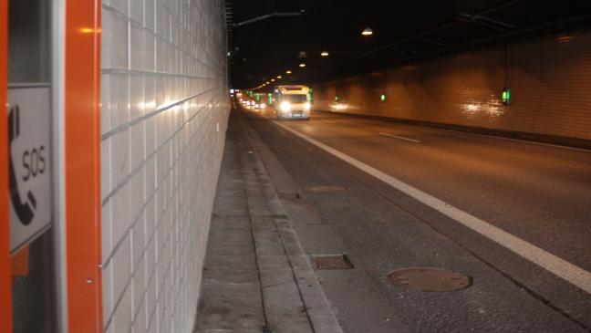 Sattelzug-Fahrer beschädigt Emstunnel und flüchtet