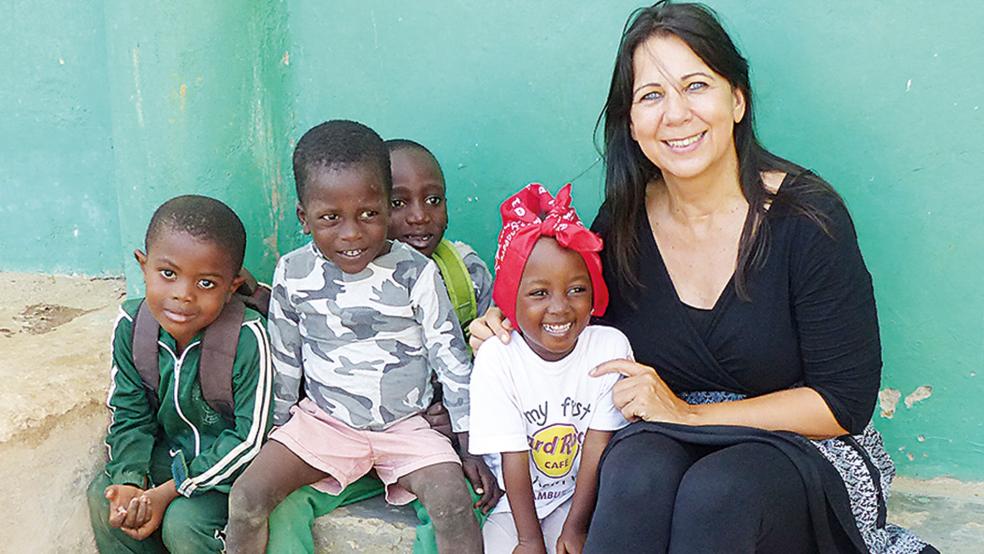 Anja Friedrich mit »Little Angel«-Schulkindern. Die gebürtige Tichelwarferin hat das Hilfsprojekt in Kenia begründet. Auch Sandra Voogd aus Möhlenwarf hat sich in den Dienst der guten Sache gestellt und reist bald wieder nach Likoni.  © Fotos: privat