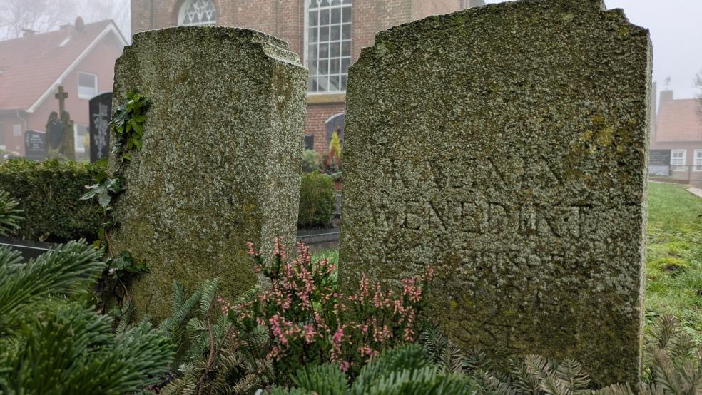 In einer Ecke des Friedhofs neben der lutherischen Kirche stehen die beiden Grabsteine, die an die russischen Soldaten Wenedikt Kalinin (rechts) und Gregory Gutschuk erinnern. Nach ihrem Tod fanden die Kriegsgefangenen hier ihre letzte Ruhe. © Foto: Szyska