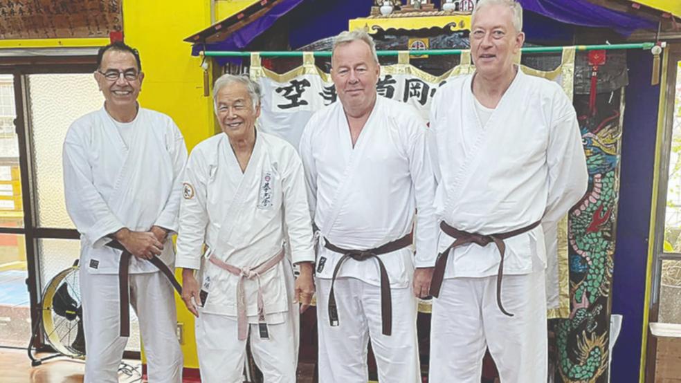 Im japanischen Okinawa besuchte Wülf (ganz links) Tetsuhiru Hokama (Zweiter von links), einen renommierten Karatemeister (10. Dan). © Foto: privat