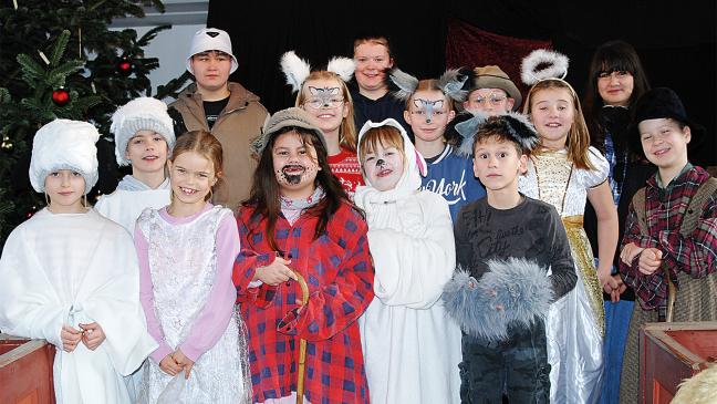 Drei Wölfe rücken den Schafen auf den Pelz