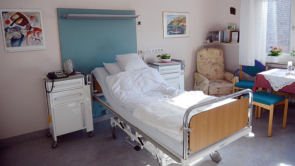 Die kleinte Stientje muss nach einem Unfall ins Krankenhaus. Wird sie Weihnachten zu Hause verbringen können?  © Foto: dpa