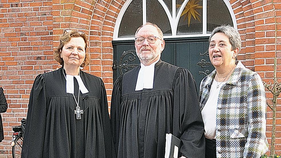 Regionalbischöfin Sabine Schiermeyer (links) hielt im Festgottesdienst anlässlich des 30-jährigen Ordinations- und Dienstjubiläums von Armin Siegmund die Predigt. Dem Pastor und seiner Frau Dr. Bettina Siegmund wurde von vielen Seiten für ihr langjähriges Engagement gedankt.  © Foto: Wolters 
