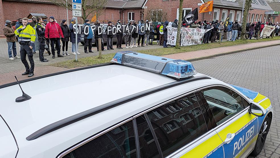 Vor der Ausländerbehörde des Landkreises an der Bavinkstraße in Leer haben am Montagmorgen spontan rund 50 Menschen gegen die Abschiebepraxis protestiert. Besonders das Vorgehen der Ausländerbehörde in zwei aktuellen Fällen gegen Asylsuchende aus Nigeria und der Elfenbeinküste sorgt für Empörung.  © Foto: privat