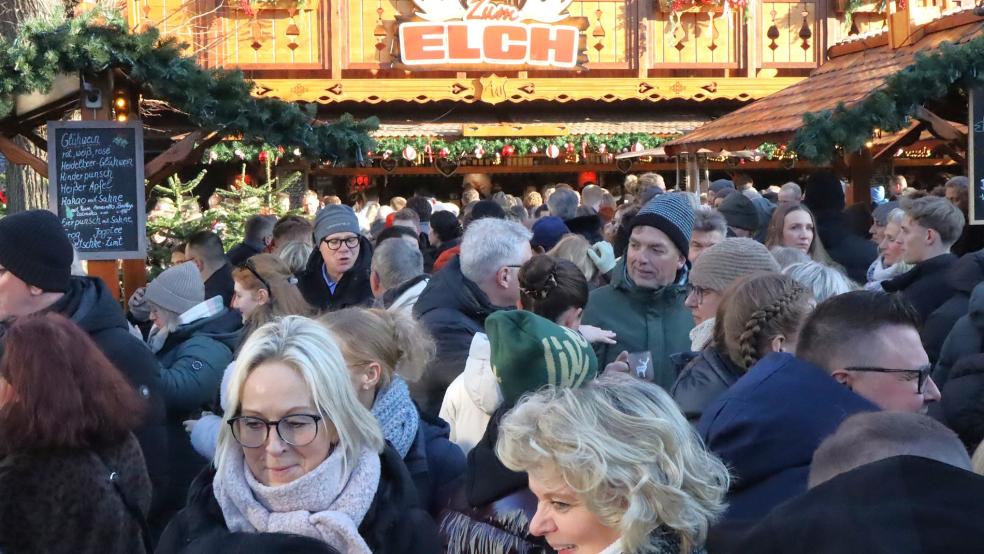 Auch viele Butenostfriesen treffen sich mittags an Heiligabend auf dem Denkmalplatz in Leer. © Foto: Ammermann