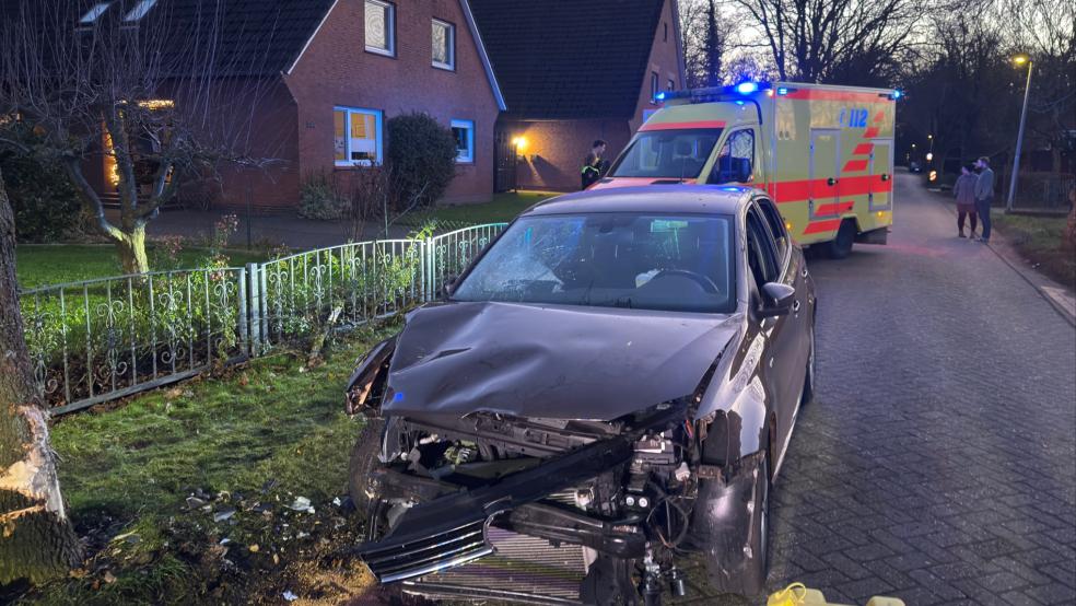 Die Frau wurde bei dem Unfall verletzt, konnte sich aber selber aus ihrem Wagen befreien. © Foto: Feuerwehr