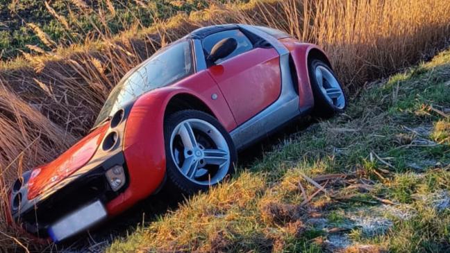 Auto landet im Straßengraben