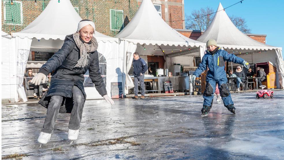 In Weener wurde das frostige Wetter ausgenutzt und eine Eislaufbahn geschaffen. Diese jungen Schlittschuhläufer drehten begeistert ihre Runden.  © Foto: Bruins