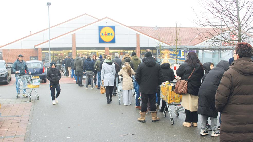 Werden die Schlangen vor den Märkten in Bunde während des Feuerwerksverkaufs in diesem Jahr noch länger? Die Unternehmen rechnen mit einem stärkeren Andrang.  © Archivfoto: Busemann