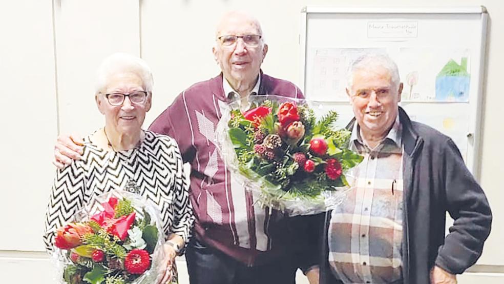 Die ältesten Teilnehmer der Adventsfeier in diesem Jahr waren Elfriede und Reent Reents. Beiden wurde ein Blumenstrauß überreicht.  © Foto: privat