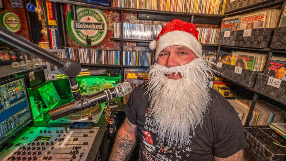 Mit Weihnachtsmütze und dem passenden Bart saß Michael Bleeker am ersten Weihnachtstag am Mikrofon. © Bruins