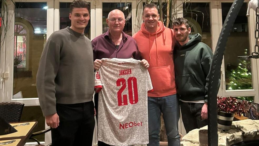 Marek Janssen (von links) überreichte Dragan Brala gemeinsam mit seinen Freunden Fabian Hellmers und Onno Janssen ein aktuelles Trikot von seinem Verein Rot-Weiss Essen. © privat