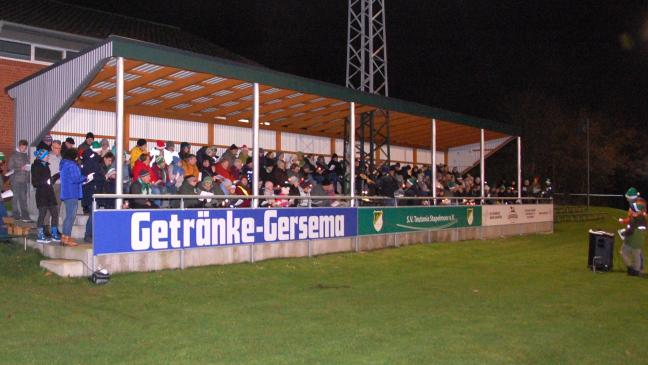 150 Menschen füllen Teutonia-Tribüne und singen gemeinsam