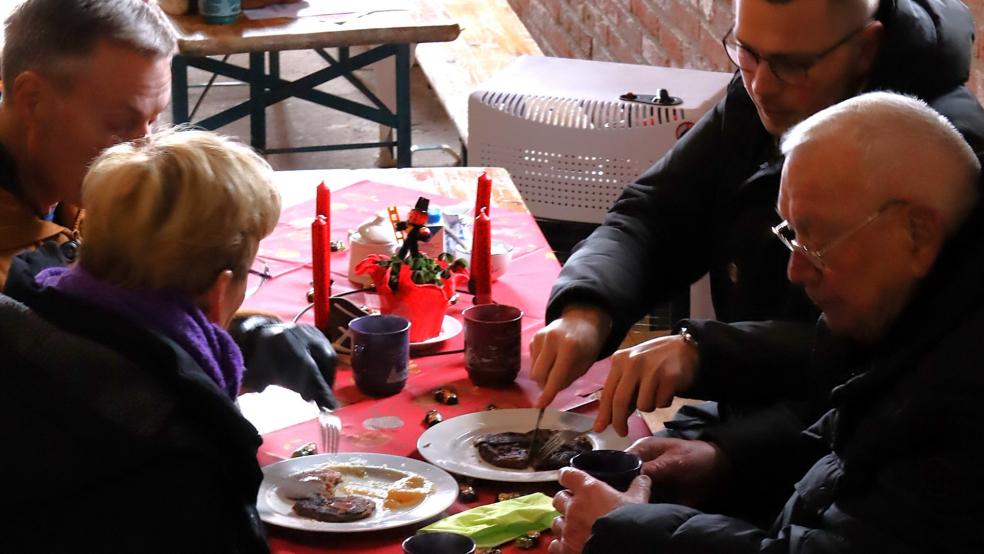 Frische Speckendicken werden heute noch bis zum späten Nachmittag in der Jemgumer Mühle serviert. © Ammermann