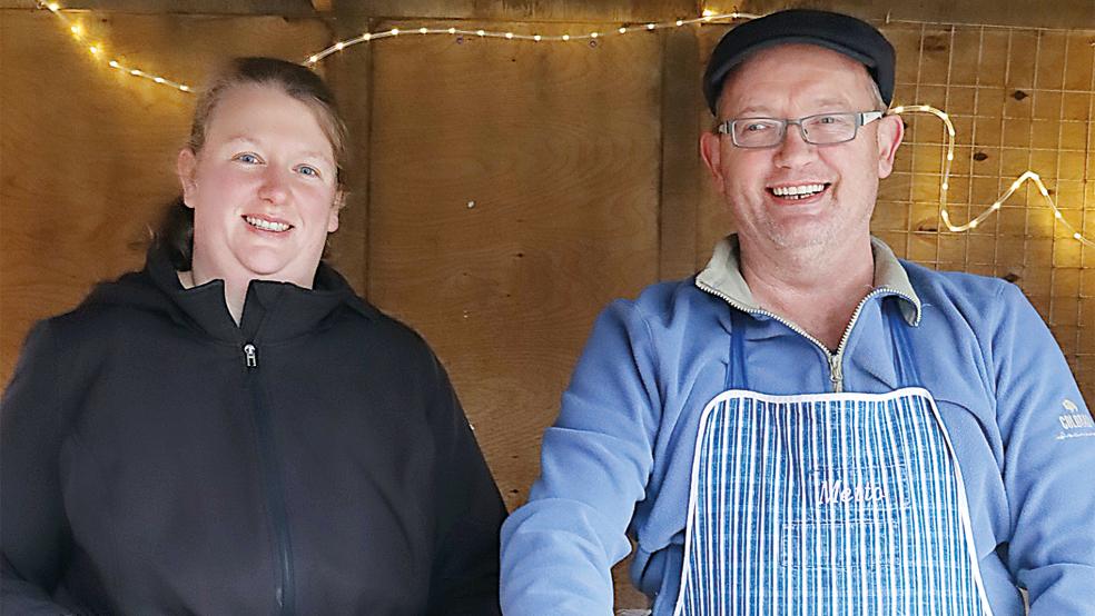 Die stellvertretende Vorsitzende Ines Süßen und Vereinsmitglied Gerd Lübbers verkauften fleißig Speckendicken.  © Fotos: Ammermann