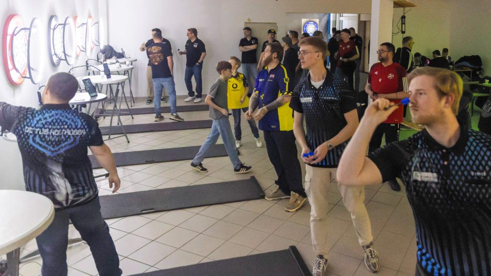 Der erste Rheiderland-Pokal im Darts wurde in Ditzum im ehemaligen Baugeschäft Janssen ausgetragen. © Jungeblut