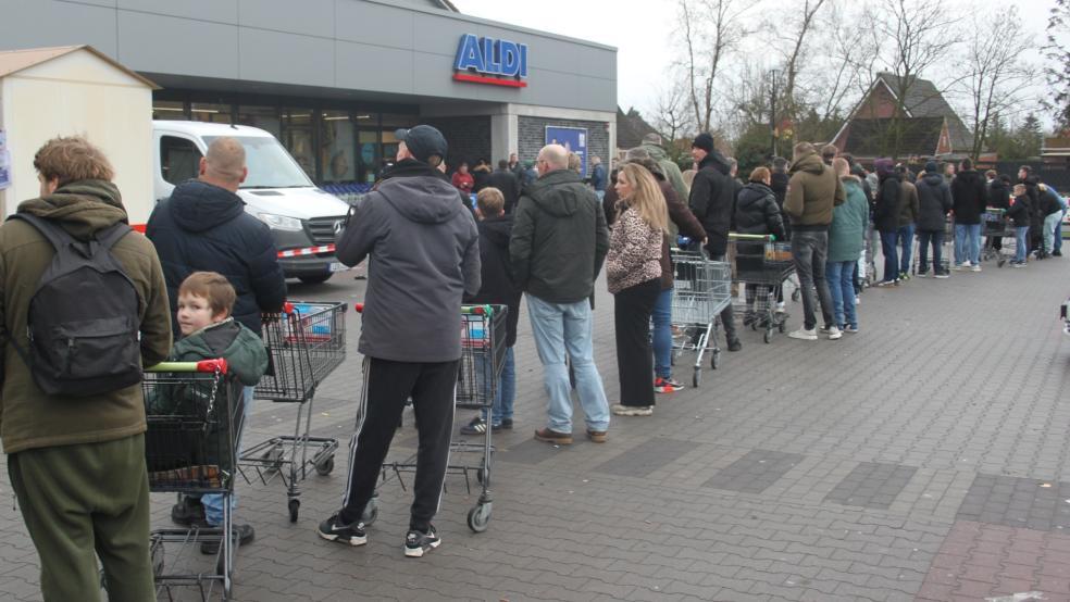 Auch beim Aldi und Combi in Bunde war der Ansturm auf die Böller erwartungsgemäß hoch. © Busemann