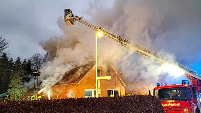 Wohnhaus in Flammen: Bewohner entkommt verletzt