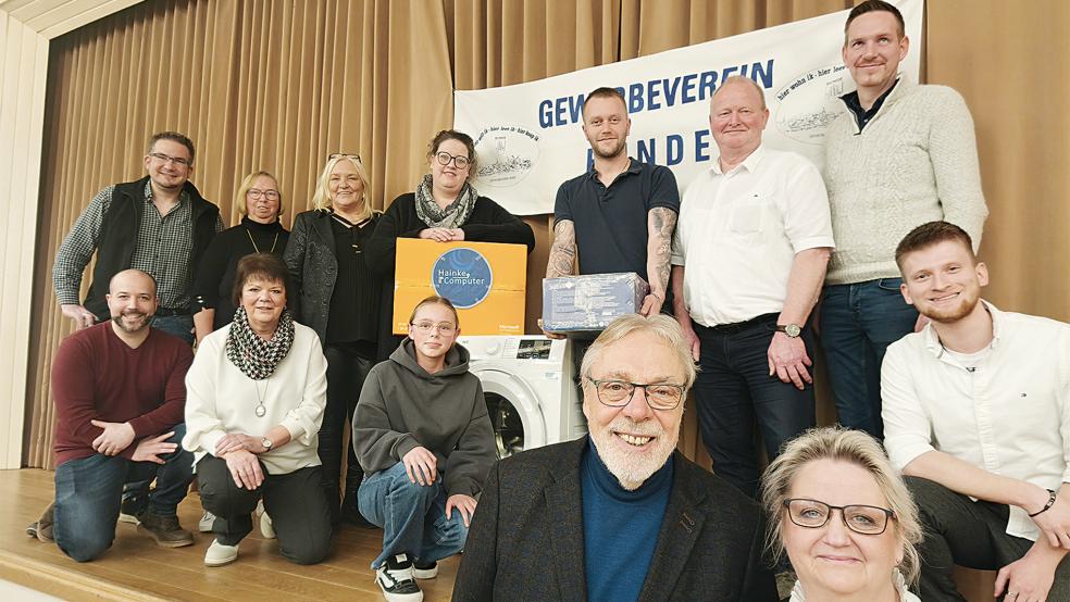 Glückliche Gesichter gab es nicht nur bei den Hauptgewinnern der Saalverlosung, Nicole Tempel, Timo Holtkamp und Lia Kolthoff (Mitte), sondern auch bei Moderator Ferdinand Reit und der Gewerbevereinsvorsitzenden Birgit Lübbermann-Gabriel (vorne) sowie den fleißigen Helfern der Bunder Mitgliedsbetriebe.  © Fotos: Himstedt