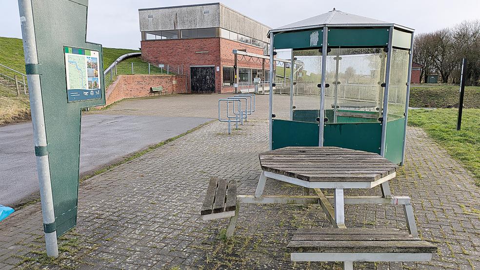 Der Rastplatz für Radfahrerinnen und Radfahrer beim Schöpfwerk in Coldeborg soll mit Unterstützung des Ökowerks Emden erheblich aufgewertet werden.  © Foto: Szyska