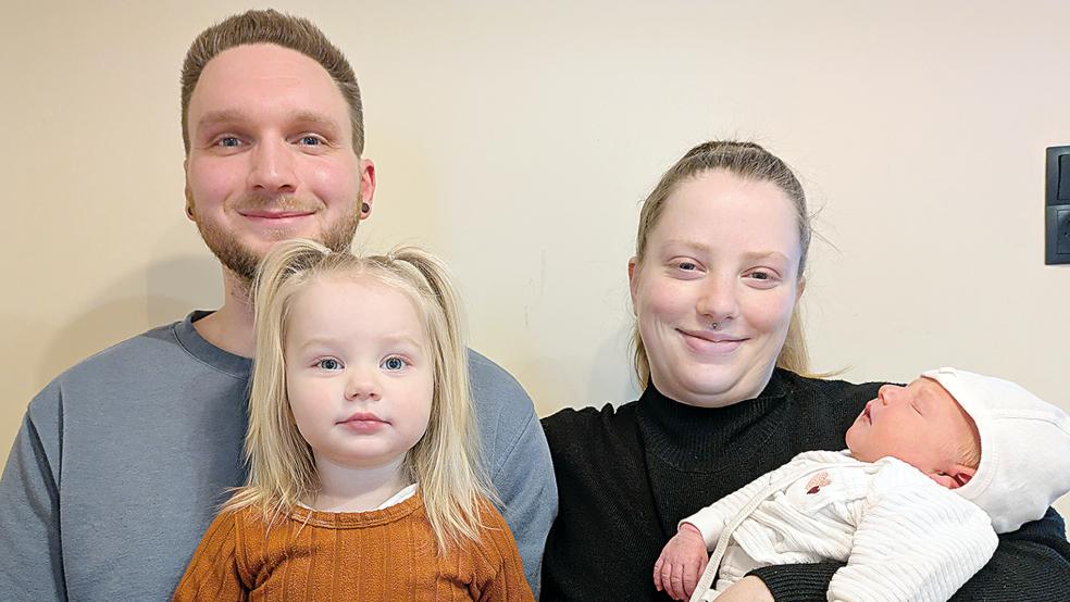Glückliche Eltern und eine stolze Schwester: Papa André und Mama Janina Hilbrands aus Weener mit ihrer Tochter Marie und der eiligen Neele.  © Foto: Szyska
