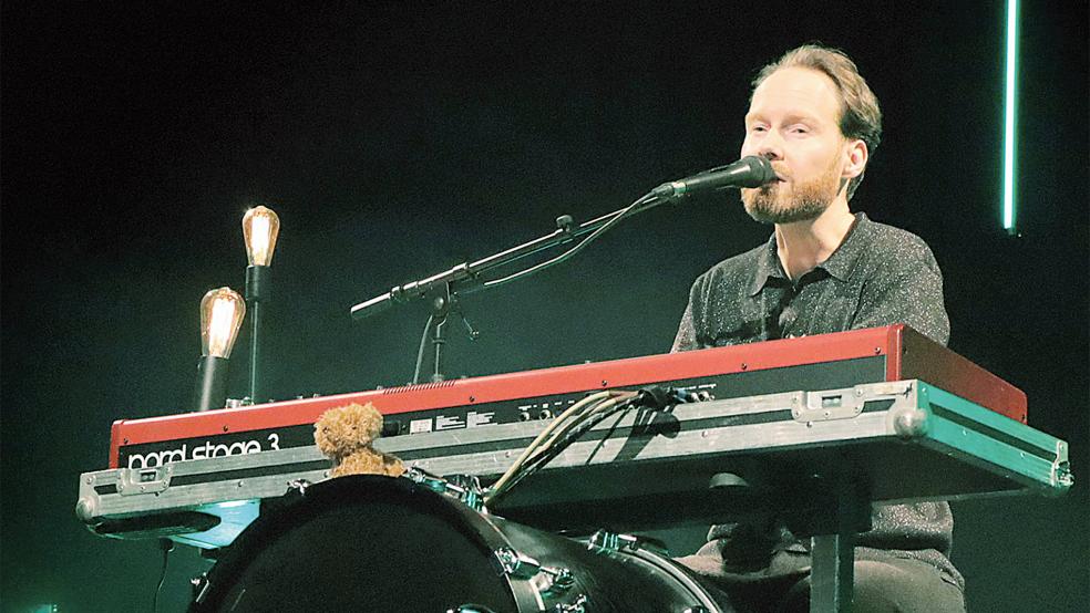 Enno Bunger spielte im ausverkauften Theater an der Blinke groß auf.  © Foto: Ammermann