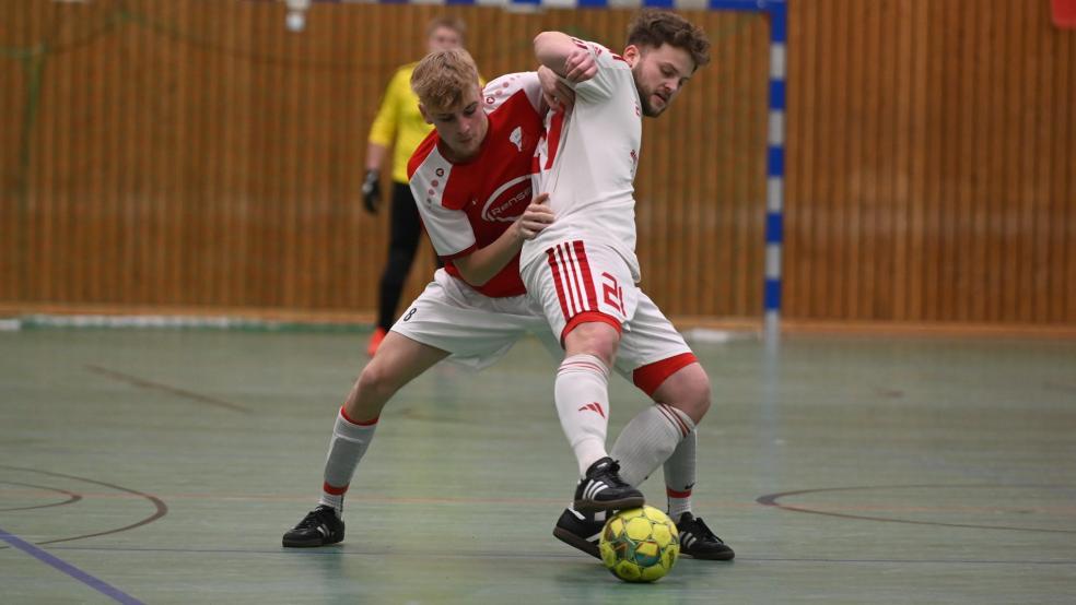 Die SG Ems-Dollart um Hauke Bugiel (am Ball) schloss auf Platz drei der Gruppe 4 ab und schied aus. © Born