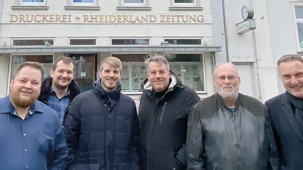 Bewährte Lokalberichterstattung aus dem Rheiderland gepaart mit starken Digital-Extras. Darauf setzt das RZ-Team um Redaktionsleiter Kai-Uwe Hanken, Michael Hoegen, Holger Szyska, Steffen Busemann, Jan-Geert Berents und Benjamin Born (von rechts) im kommenden Jahr. Unsere Zeitung wird damit für die Leser stärker als bisher zum Medium mit Mehrwert.  © Foto: Schröder