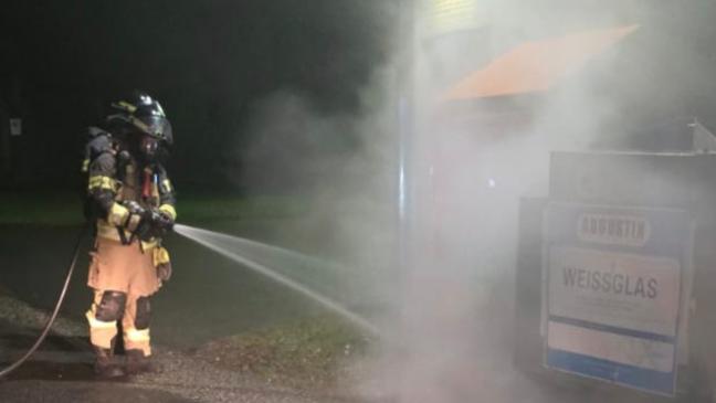 Altkleidercontainer steht in Bunde in Flammen
