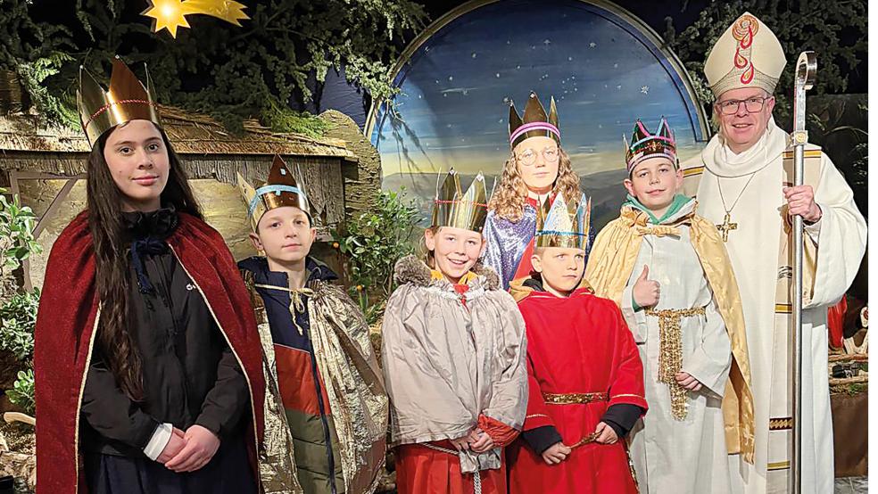 Das Foto zeigt die Weeneraner Sternsinger Rika, Tammo, Judith, Ina, Matteo und Jonas gemeinsam mit Weihbischof Johannes Wübbe nach dem Gottesdienst zur Eröffnung der Sternsingeraktion 2026.  © Foto: privat