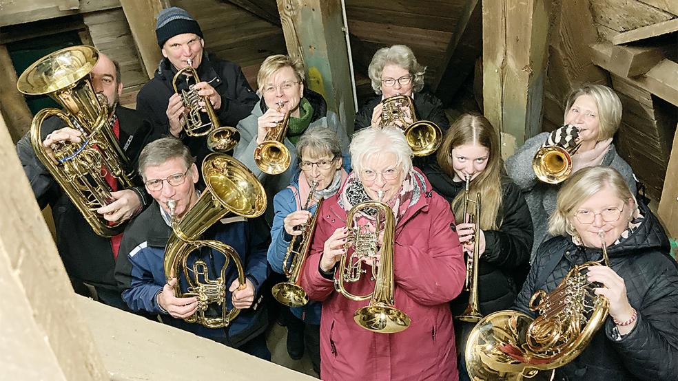 Kehrten nach längerer Pause auf den Kirchturm zurück: Die Turmbläser (von links) Harm Kromminga, Jan Lüürsen, Dieter Abbas, Griet Lankamp, Helga Abbas, Theda Smid, Ursula Tempel, Imke Watermülder, Uschi van Lessen und Insa Watermülder.  © Fotos: Busemann 