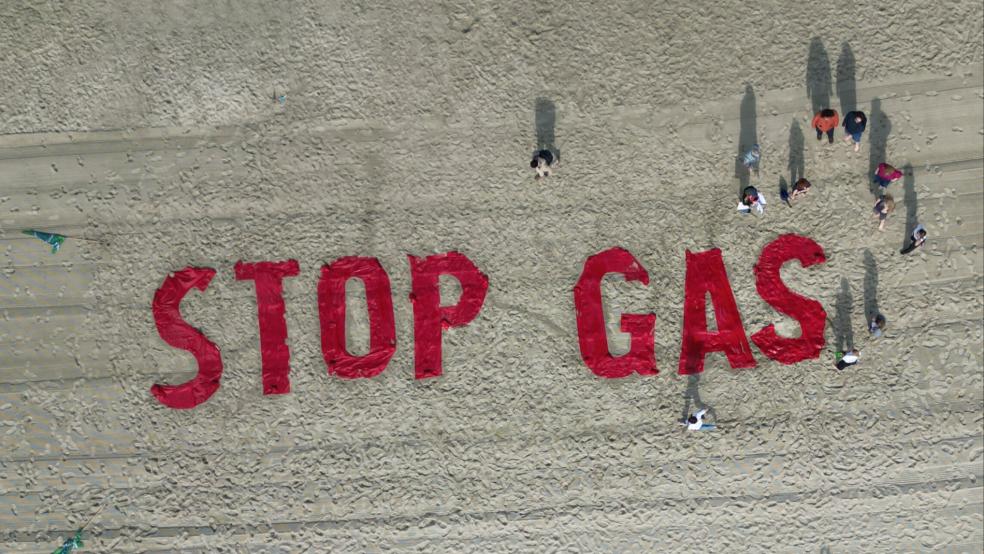 Der Protest gegen Gasbohrungen vor Borkum hält an. Das Drohnen-Foto zeigt eine Aktion von »Fridays for Future« auf dem Strand der ostfriesischen Nordsee-Insel. © Foto: Penning (dpa)
