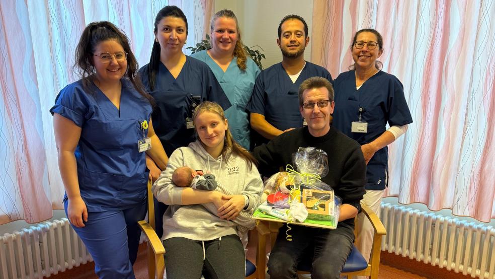 Sie gratulieren den Eltern des Neujahrsbabys: Rhiannon Margolis (Hebamme), Günel Mammadzada (Oberärztin), Jessica Schilling (Gesundheits – und Kinderkrankenpflegerin), Ernesto Giron Garcia (Oberarzt), Sabine Kellner (Oberärztin). Im Vordergrund Jessica und Paul Fesenfeld mit Neujahrsbaby Thamara Mila Skyda.  © Klinikum