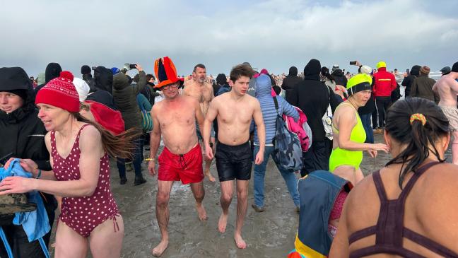 622 Schwimmer stürzen sich in die kalten Fluten