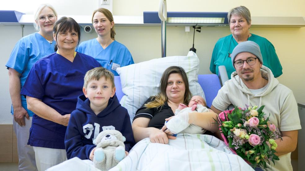 Familie Bredehorn freut sich mit dem Geburtshilfeteam des Borromäus Hospitals über die Ankunft des kleinen Louis. © Foto: Borromäus Hospital