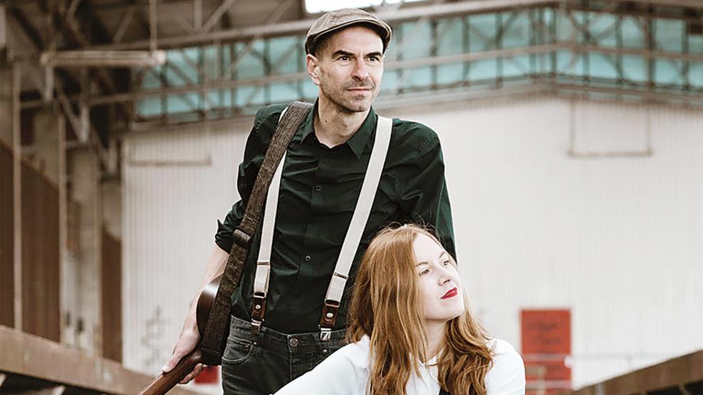 Das Duo »Saitenstraßen« tritt in Leer auf.  © Foto: privat