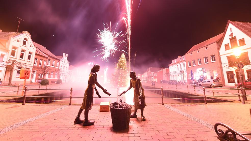 Am Hafen in Weener wurde wieder eine Feuerwerksshow geboten. © Foto: Bruins
