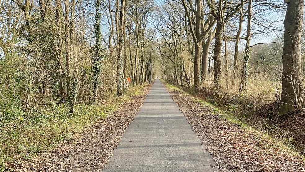 Beliebte Strecke für Radler und Fußgänger: Der Ostfriesland-Wanderweg ist im Bereich der Gemeinde Westoverledingen saniert worden.  © Foto: Gemeinde Westoverledingen