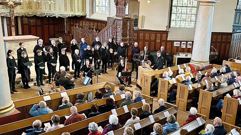 Der Heinrich-Schütz-Chor beim Passionskonzert 2024 in der Lutherkirche. Im Sommer ist das Ensemble an einem besonderen Ort zu hören.  © Foto: privat