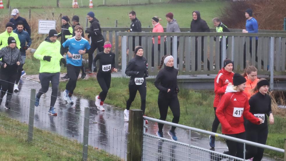 Rund 120 Läuferinnen und Läufer sowie Walkerinnen und Walker gingen beim SIlvesterlauf des SV Ems Jemgum auf die Strecke. © Ammermann