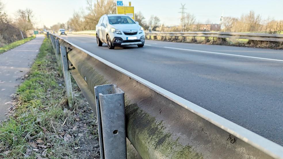 Wie hier im Bereich vor der Brücke über das Buschfelder Sieltief in Weener werden im Verlauf der Bundesstraße 436 und auch an der Bundesstraße 70 auf insgesamt zwölf Kilometern zusätzliche Schutzplanken montiert.  © Foto: Szyska