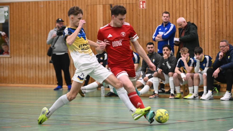 Bunde um Christoph Buse feierte zwei souveräne Siege in Gruppe 5. Gegen Steenfelde (weiße Hosen) hieß es am Ende 5:1. © Born