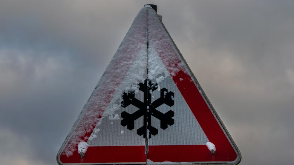 Wegen winterglatter Fahrbahnen verloren am Freitag ab dem späten Nachmittag zahlreiche Pkw-Fahrer die Kontrolle über ihre Fahrzeuge. © Symbolfoto: Puchner (dpa)