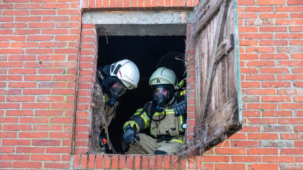 Die Feuerwehr rückte mit mehreren Fahrzeugen und Einsatzkräften zum Brandort auf Kanalpolder aus. © Foto: Bruins